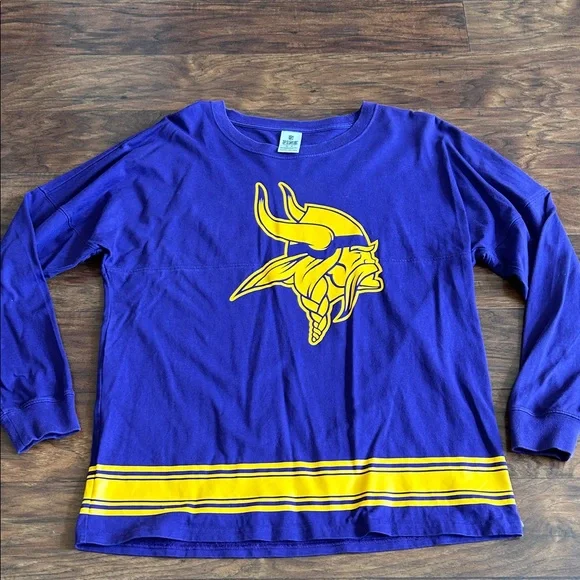 PINK Victoria's Secret Purple and Gold Long Sleeve Tee
Minnesota Vikings - Picture 4 of 6